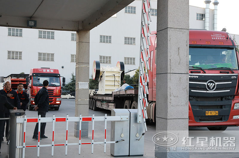 時產(chǎn)30-300噸的石料、石塊碎石機一套多少錢？